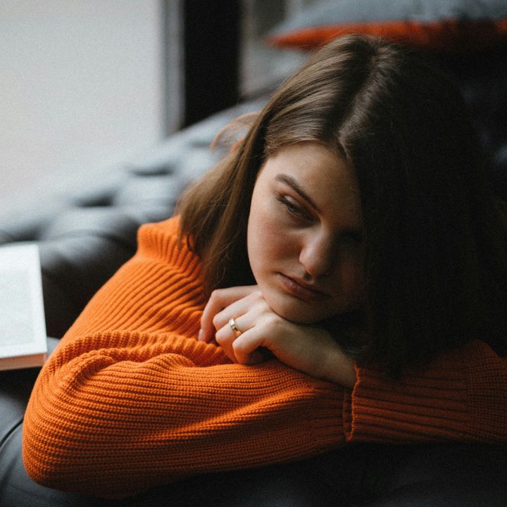 Nachdenkliches Mädchen - Symbolbild für Verhalten bei Autismus